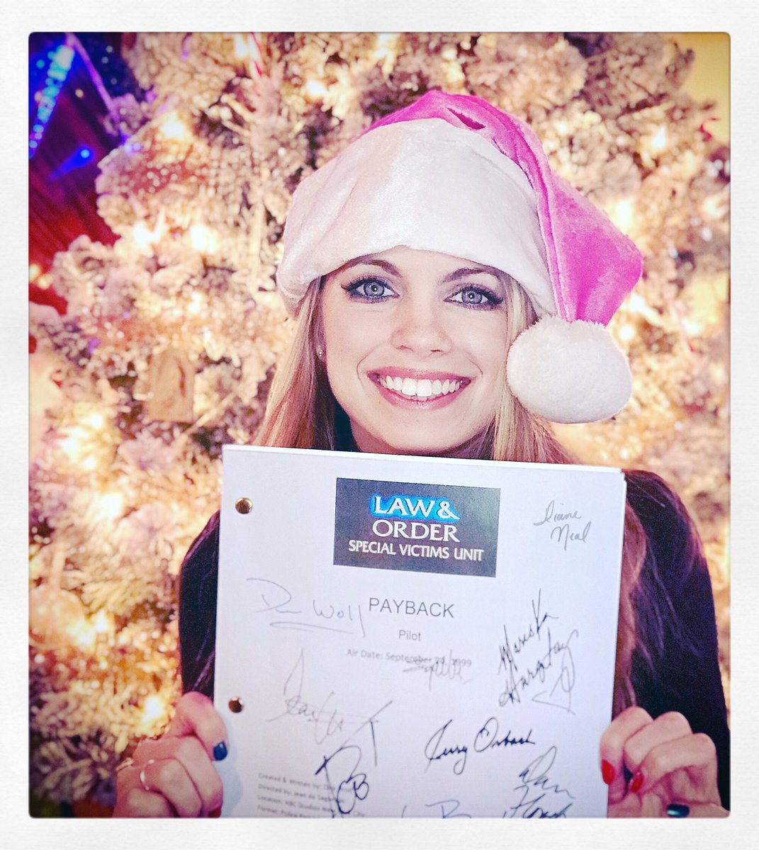 SarahPuhala's tweet image. Merry Christmas “Actor style”! What fun! #PilotScript #SVU #NBC #DunDun #ActorLife  🎭🎬🎄✨@Mariska @nbcsvu @Chris_Meloni @FINALLEVEL @warrenleightTV @nbc @TheRealTTunie 🎄💚❤️✨🎬🎭