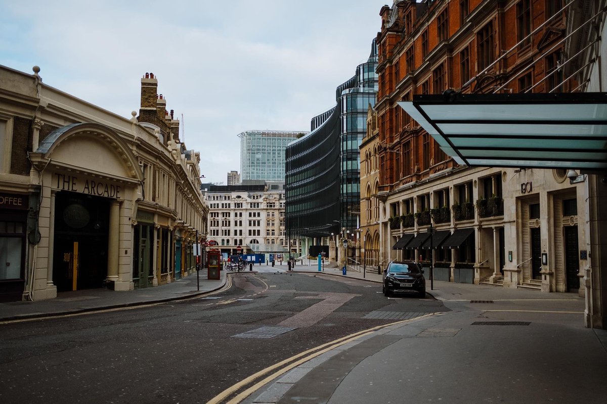 amirobertson's tweet photo. Had to spend #Christmas2020 on my own so spent the day wandering around #London with my camera. #tier4 #pandemic #Christmas 
Here is some of what I captured of this historical Christmas in our capital. https://t.co/WTLfpAmMFc