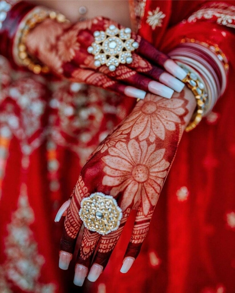 atelierazure's tweet photo. Wishing all of our friends, customers and partners in crime a merry and bright season!  Our hearts are full of love, gratitude and hope! 

#Repost @southasianbridemagazine
beautiful work by:
Mehndi  @toral1 
Models @shreeeyaa_  @raghbirtung 
Outfits: @th… https://t.co/wB1HPpzsJG https://t.co/w6JJwsTMc8