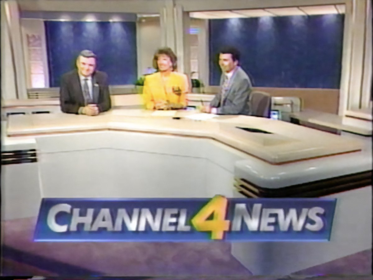 En 1989, terminé la vague. Le nom de la chaîne s'inscrit dans un cartouche rectangulaire. Même le chevron Art Déco sur le fronton de la table s'en est allé. 