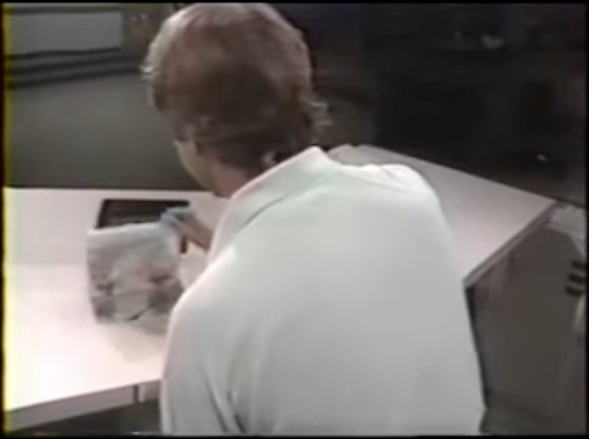 Ça a peut-être coûté cher, mais un décor avec un miroir caché dans le bureau ne peut être qu'un bon décor !