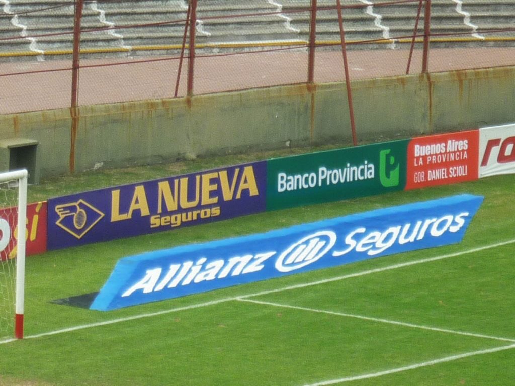 Ponzioneta's tweet photo. Los jugadores pisan estas publicidades 

Yo con 7 años: https://t.co/PZhMximyLX