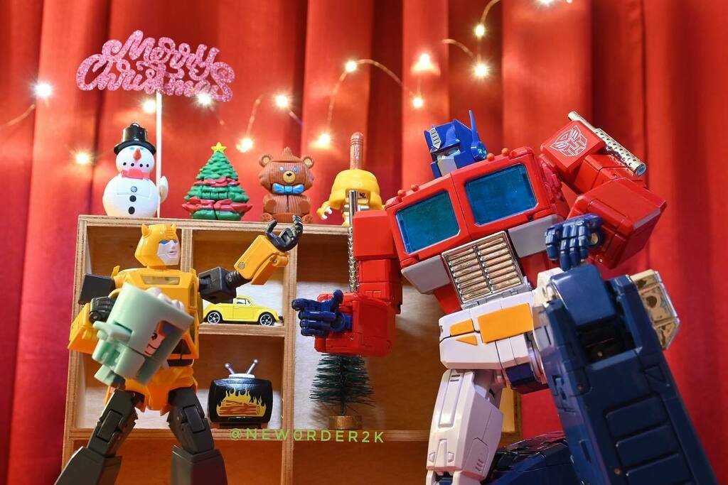 new0rder2k's tweet photo. Merry Christmas π #merrychristmas #new0rder2k #hasbropulse #masterpiecetransformers #bumblebee #optimusprime #botbotschallenge #botbots #transformers https://t.co/sYhHbYVwxC https://t.co/CUPNodflLj