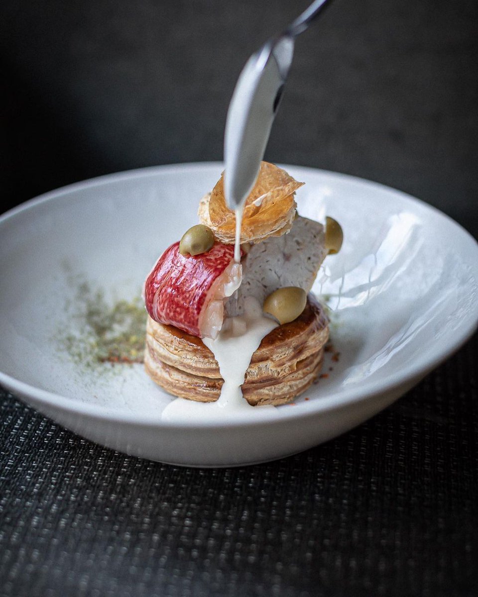 EditionsLebey's tweet photo. #soutenonsnosrestaurants / Marc Favier célèbre Noël avec un vol au vent au ris d'agneau et homard !
(📷 ilyafoodstories )
.
Marcore
1, rue des Panoramas
75002 Paris
#marcore #marcfavier #restaurantparis #volauvent #risdagneau #homar #repasdenoel #clickandcollect https://t.co/1rvIWpQroX