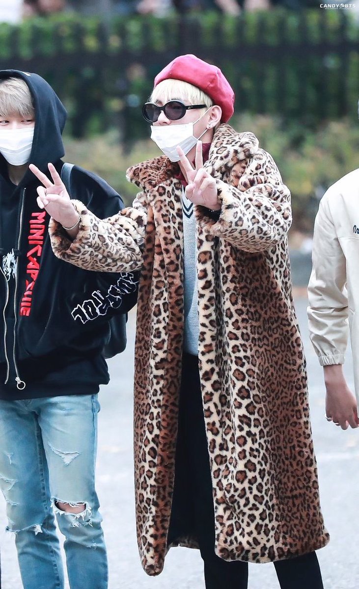 remember when he dance and the reporters and cameramen laugh at him.. he’s the cutest >_<