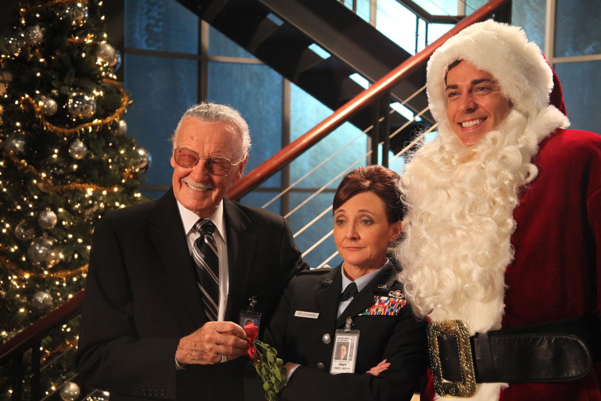 TheRealStanLee's tweet photo. Name this Stan Lee holiday cameo! 
#StanLee #MerryChristmas #HappyHolidays https://t.co/E5rYnKRElO