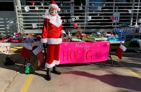 GirlhoodStudies's tweet photo. Rejected by her family, this woman has been ‘#QueerSanta’ for 22 years for elaborate gift-giving to #LGBTQ youths https://t.co/v9Dnt9TpZu via @washingtonpost https://t.co/29glkxygna