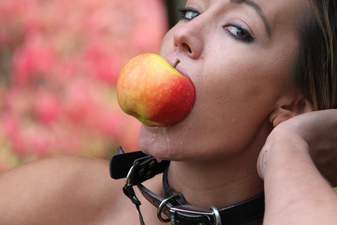 Do you eat #Apple with me? 😈❤️ https://t.co/r0OEZcgvPP<a href="/tag/apple"class="tags">#Apple</a>