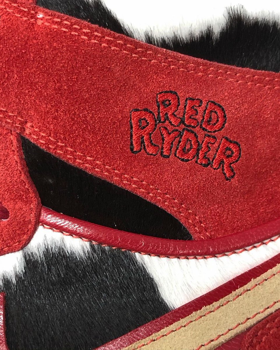 nicekicks's tweet photo. “You'll shoot your eye out, kid.” 🤓
Rate these “Red Ryder” Air Jordan 1 customs on a scale from 1-10. https://t.co/O9xRsOiE06