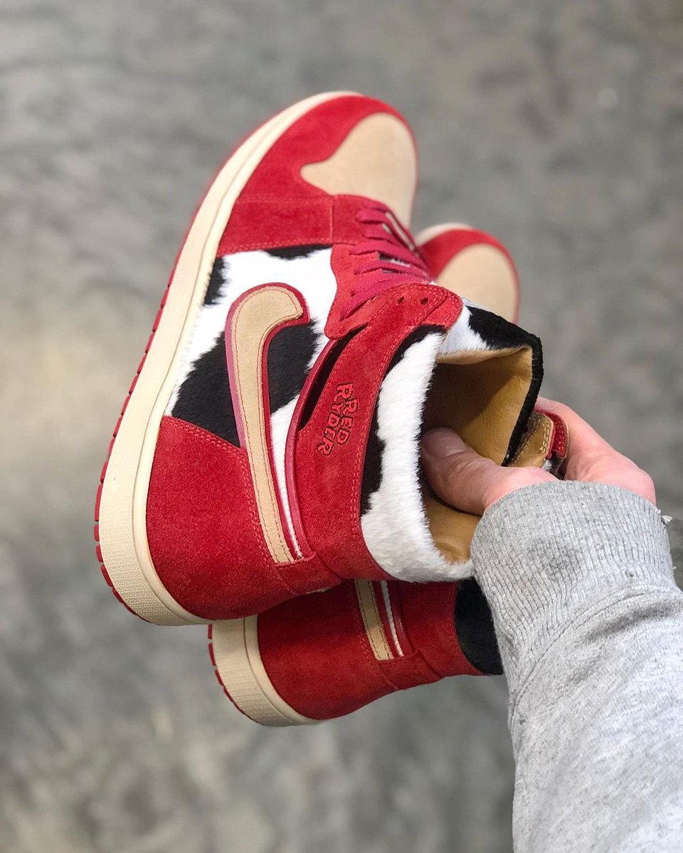 nicekicks's tweet photo. “You'll shoot your eye out, kid.” 🤓
Rate these “Red Ryder” Air Jordan 1 customs on a scale from 1-10. https://t.co/O9xRsOiE06