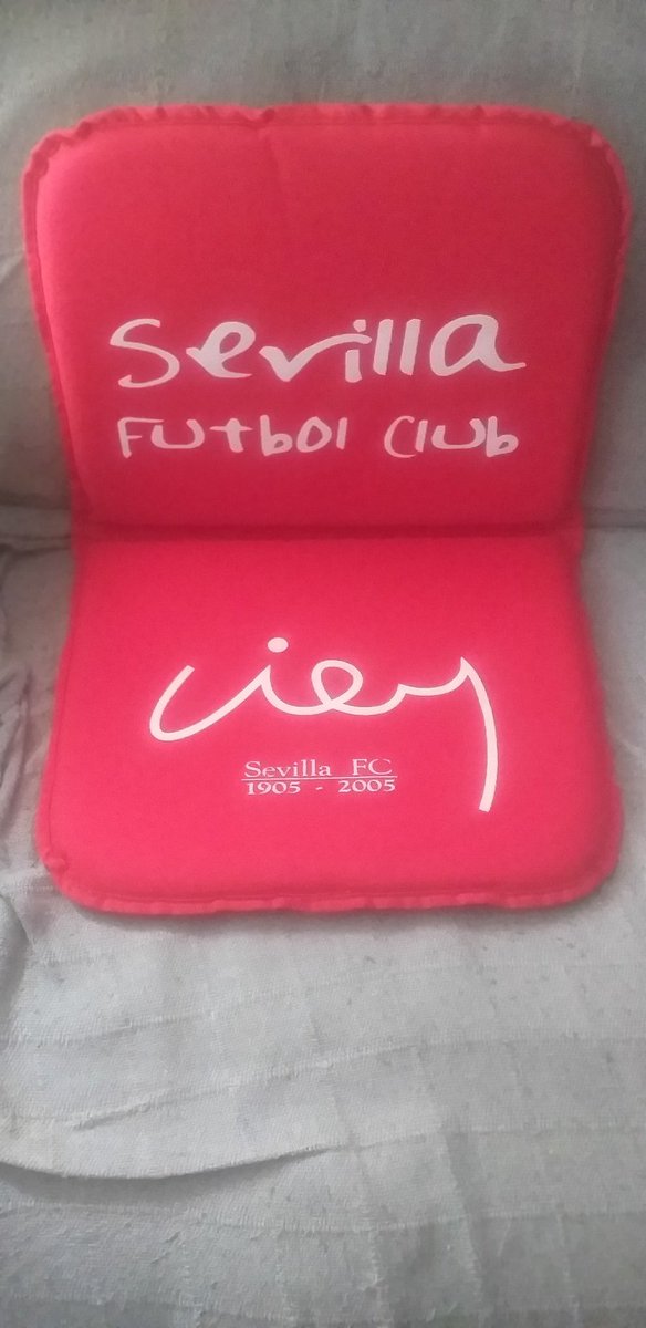 ElCamiseta's tweet photo. Tres almoadillas para el asíento del estadio de futbol  cosas de mí colecion particular de futbol  del Sevilla fc ⚽️⚽️⚽️⚽️ https://t.co/FC1XpY7TyB