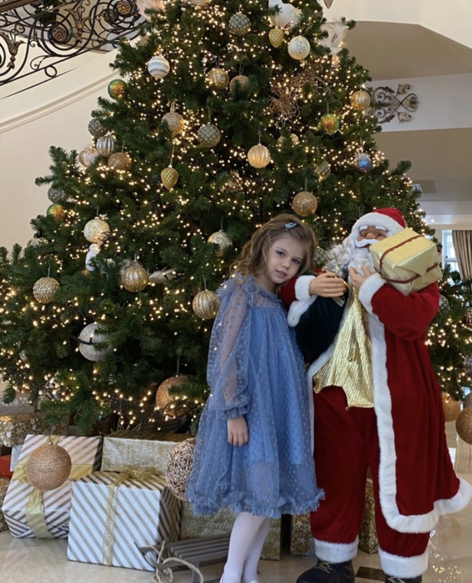 niko_olp's tweet photo. We wish you a merry Christmas 🎄🎁 #olpgram https://t.co/osU63FTYWB