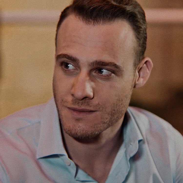 serkan admiring eda’s smile [a thread]       #sençalkapımı •  #edser       #handeerçel •  #kerembürsin