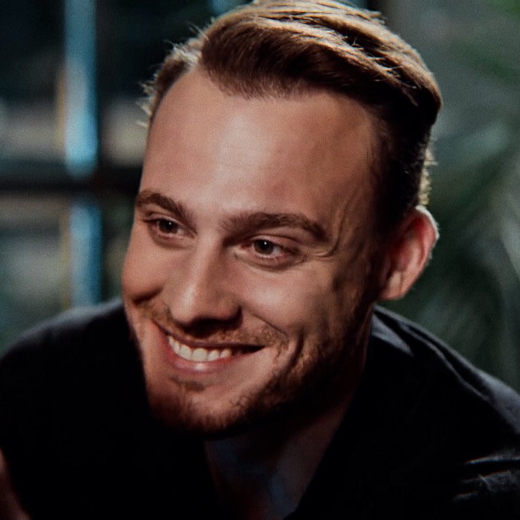 serkan admiring eda’s smile [a thread]       #sençalkapımı •  #edser       #handeerçel •  #kerembürsin