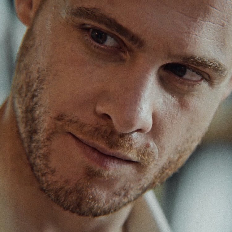 serkan admiring eda’s smile [a thread]       #sençalkapımı •  #edser       #handeerçel •  #kerembürsin