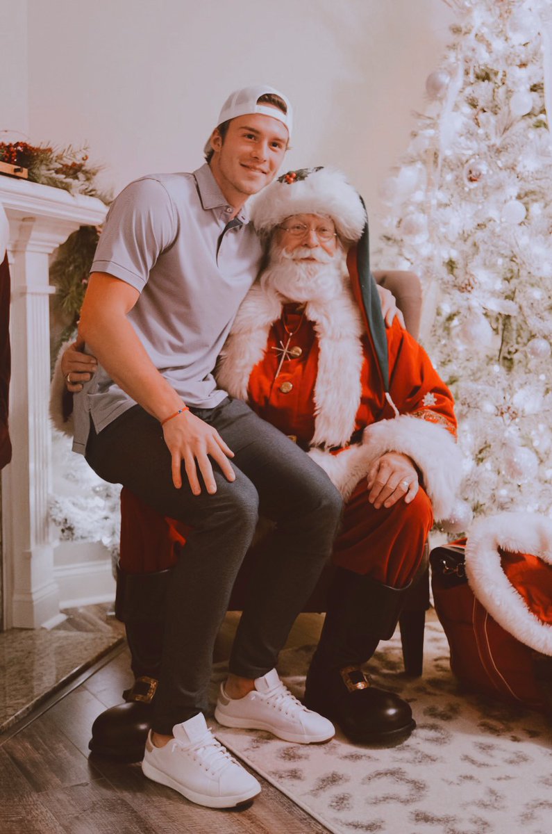 ASvechnikov_37's tweet photo. Merry Christmas everyone!!🎄🎁 Hope you got what you wished for😊 https://t.co/o1M0aC1bRW