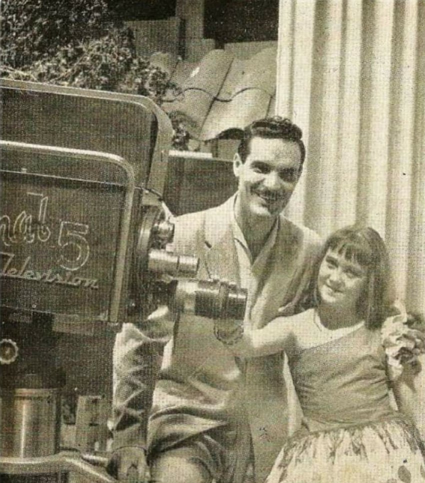 juanborrelli's tweet image. Felicitaciones y crédito para el autor y propietario de esta linda fotografía de Colección. El programa sale al aire en 1960, por TVN canal 5. ¿ De quienes se trata ? Muy gratos recuerdos. Adelante.