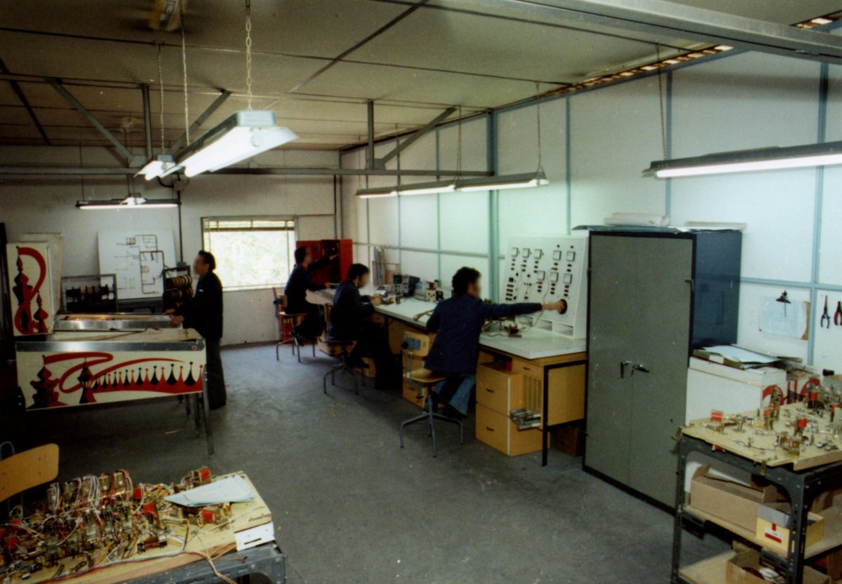 ArcadesCat's tweet photo. Gracias a José Luis Gimeno, hijo de uno de los fundadores de #Playmatic, una de las grandes del recreativo español. Estas fotos son de 1976 en sus instalaciones de la calle Tucuman 26-28 en Barcelona.

Si queréis ver el resto de fotos las tenéis en https://t.co/jCuICdbTgW https://t.co/tBDmwy5fCv