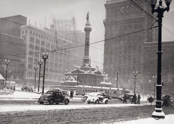CLEHistory's tweet image. Snow falls on the Soldiers’ and Sailors’ Monument, Public Square, April 1938.