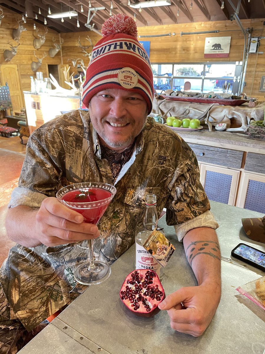 blakeshelton's tweet photo. Merry Christmas everybody! https://t.co/vbz8YI1o0q
