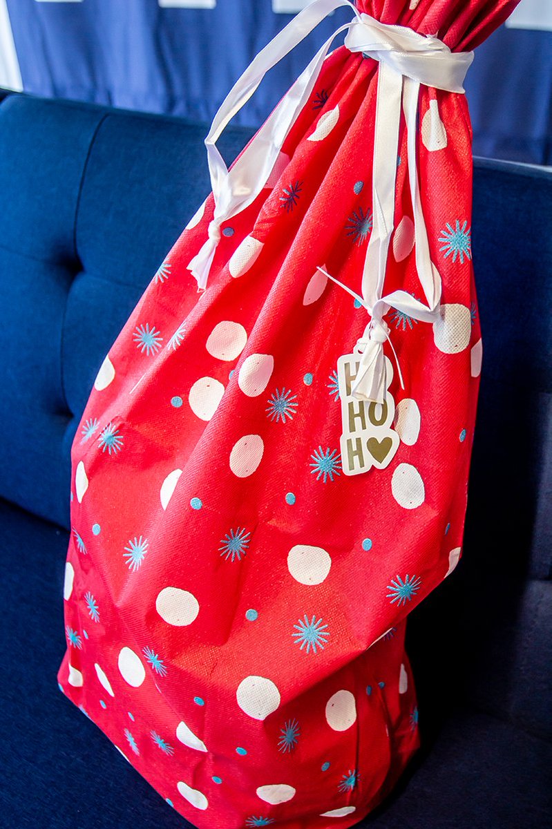 theitcrowdmktng's tweet image. Presents aren&apos;t what Christmas is all about, but they sure are fun to get! 🎄 The it Crowd is extra grateful for our leaders this Christmas season for their sweet, sweet gifts that were given to the team 🎁  Merry Christmas from all of us!🎅