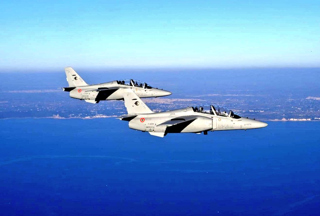 FlMichele69's tweet photo. 🆕 The first 2 new training aircraft #M345A were delivered on 23 December 2020 to the #61Wing AFB Galatina (Apulia South-Est Italy) The new aircraft are intended to initially replace the #MB339A and later the #MB339CD
#ItalianAirForce🇮🇹
@ItalianAirForce @LDO_Aircraft https://t.co/6yqQsDPMsA