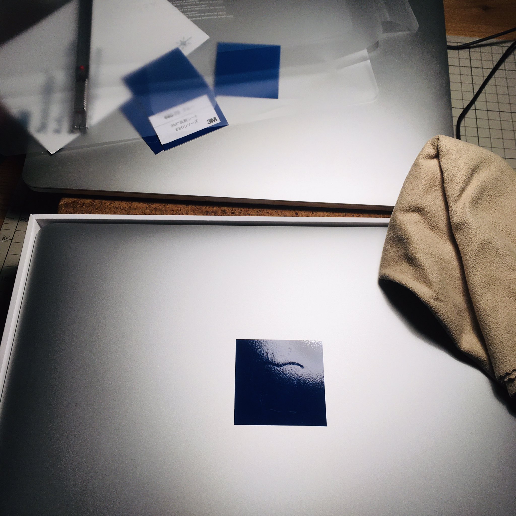 かなぶん 宗教上の理由によりりんごマークを隠す謎の儀式を行います T Co Pcnzvkdah7 Twitter