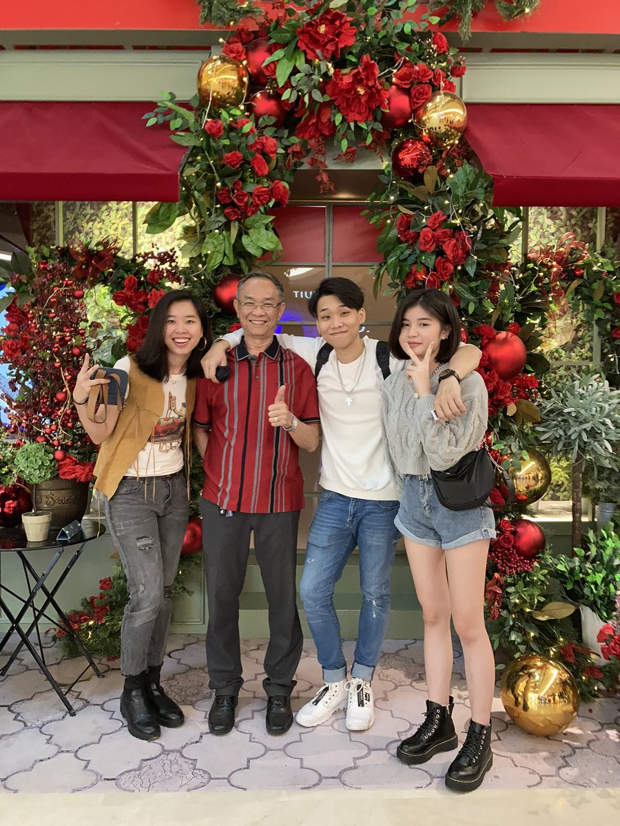 Merry Christmas and Happy birthday to my dad!! 
A quick draw of Santa to bless yall with the luck to get awesome gifts!