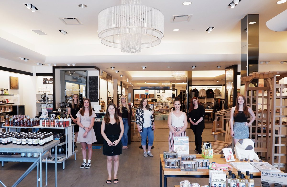 SigneLocal's tweet image. Une partie de la grande équipe de Signé Local qui vous souhaite un joyeux temps des fêtes! ✨🎄

Merci à tous les membres de Signé Local de nous suivre dans cette magnifique aventure ainsi qu’à toutes les personnes qui ont fait des cadeaux locaux cette année! ✨