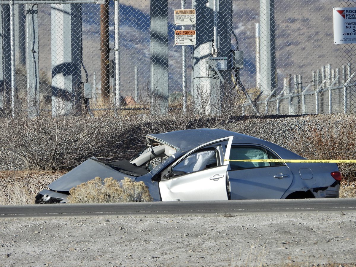 SLCScanner's tweet image. #BreakingNews 5400 S Mountain View Corridor. #WVCPD Investigating a 2 vehicle accident in the southbound lanes. 1 person was fatally injured when ejected, another was trapped and extrication was needed. NB lanes open SB is closed from 4100 S to 6200 S Use alt. I’ll update asap.