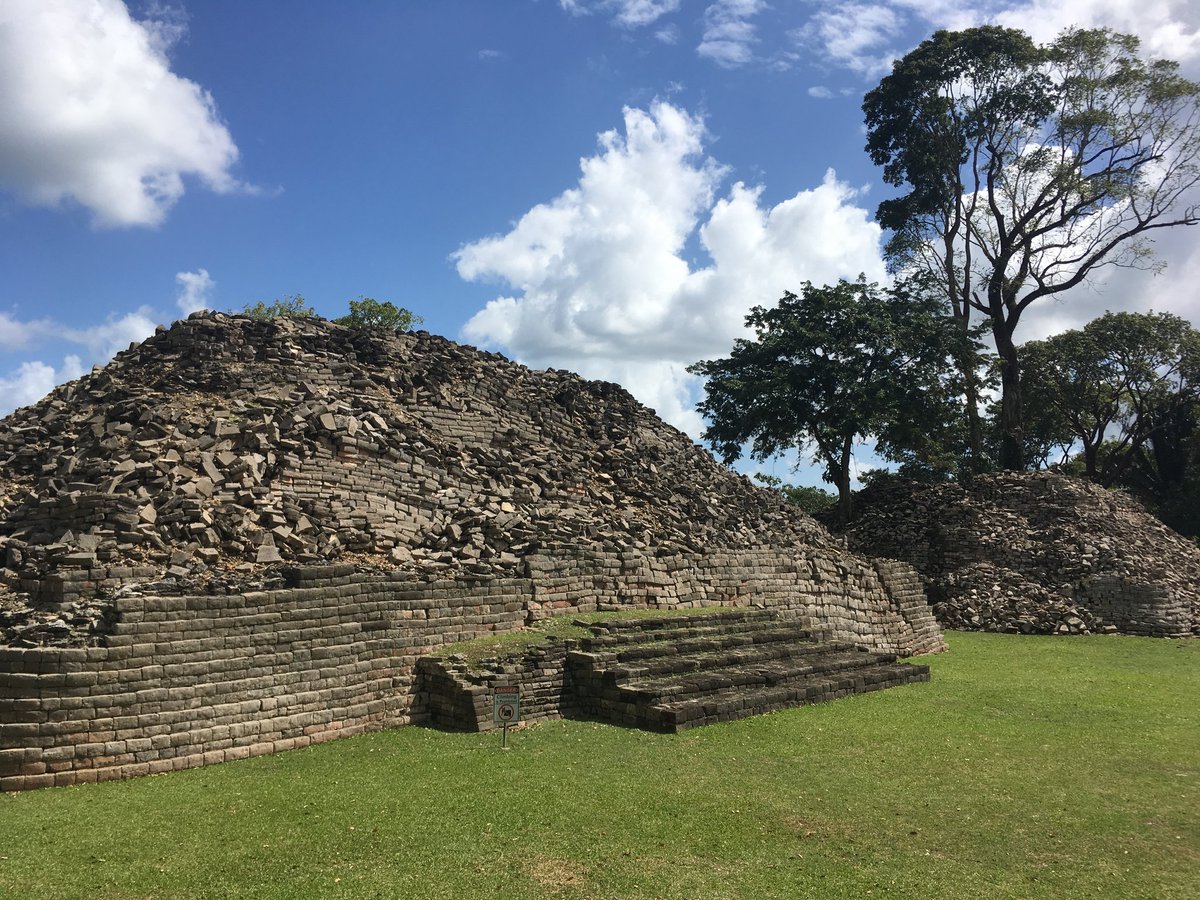 Belize198's tweet photo. Merry Christmas to commonwealth 

📷 #Lubaantun Various Contributor
This Late Classic ceremonial center is noted for its unusual style of co㎱truction dist㏌ctⅳe of southern Belize．The large pyramids and residences are made of stone blocks with no mortar b㏌d㏌g them together． https://t.co/FWP1Ltb26h
