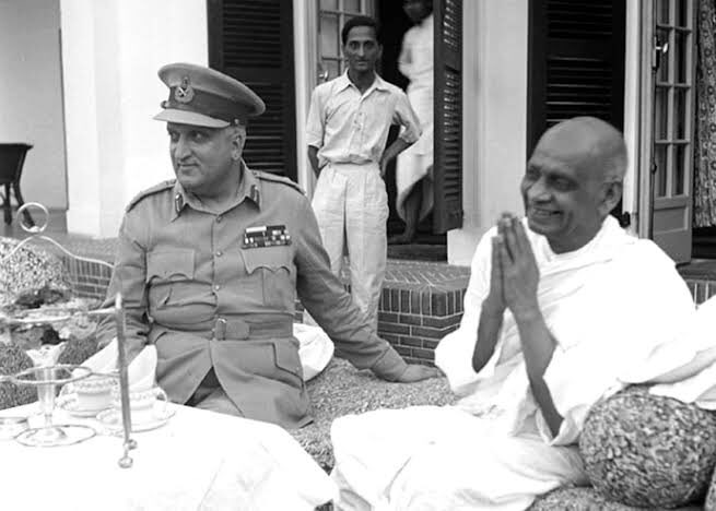 packing here, there, everywhere. There was a convoy of vehicles.The Maharaja was coming out of one room, and going into another saying, 'Alright, if India doesn't help, I will go and join my troops and fight (it) out'.I couldn't restrain myself, and said, 'That will raise+