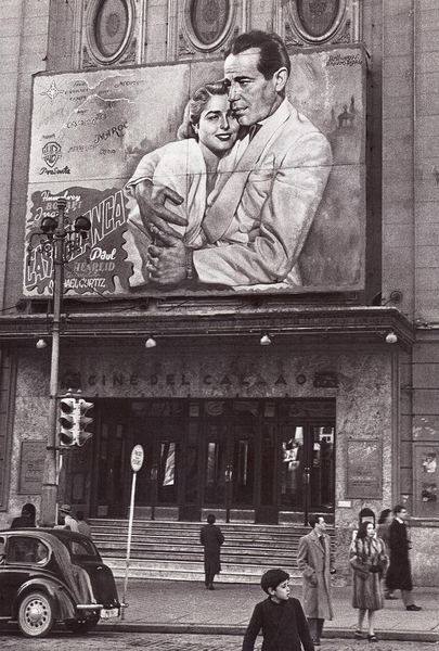 literlandweb1's tweet photo. «Si la cabeza dice una cosa, y tu vida dice otra, la cabeza siempre pierde.»
#HumphreyBogart #BOTD 1899 
📷Estreno de "Casablanca" en los cines Callao, #Madrid https://t.co/weo3OGKlDQ