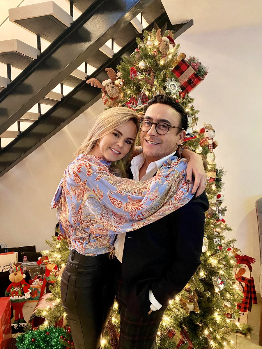 kadelamora's tweet photo. Siempre serás mi mejor regalo! Feli Navidad amor Mío! @AdalRamones 🎄🧣❄️❤️ https://t.co/GSzvbwRDxm