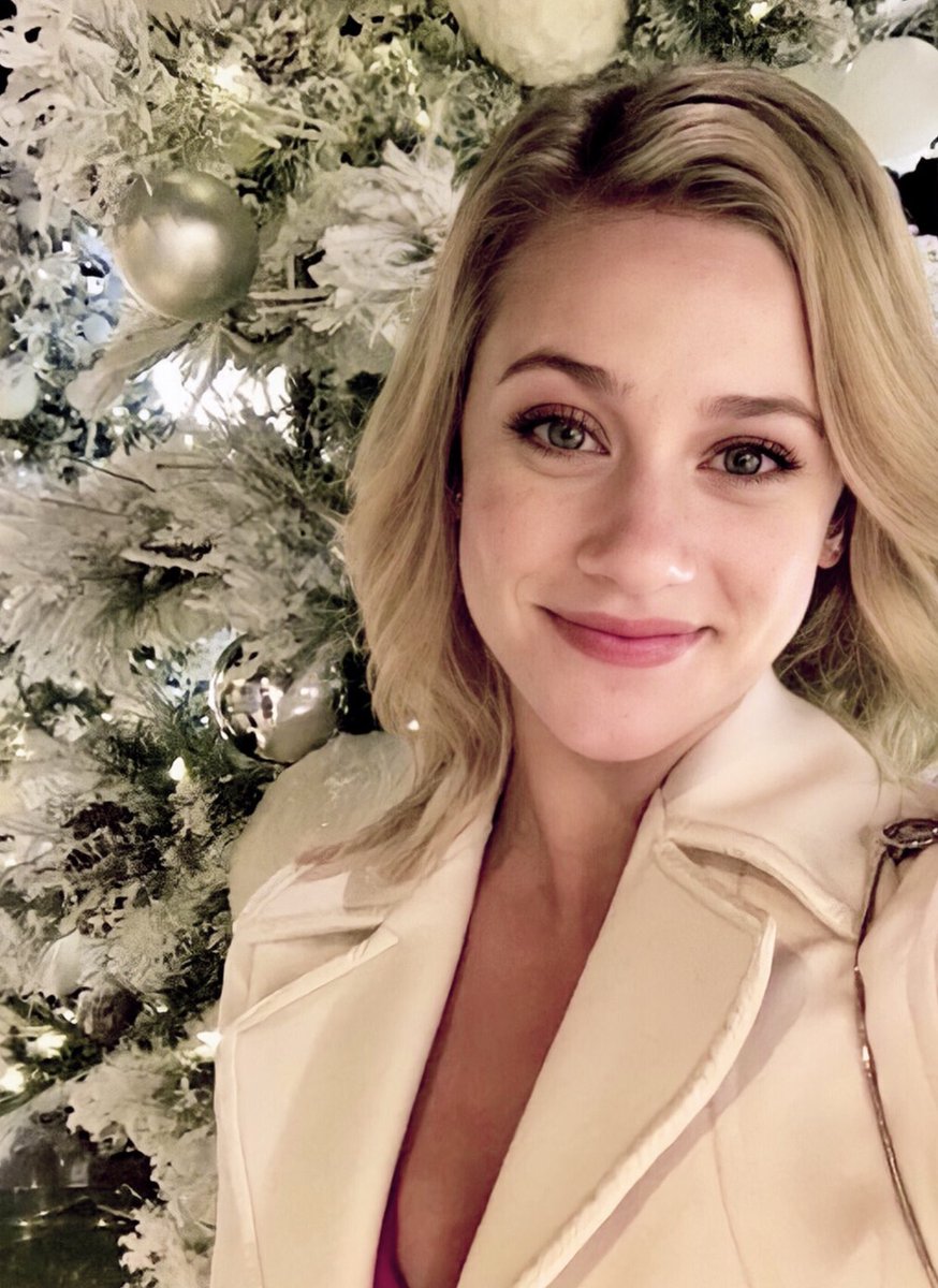 keptdigging's tweet image. She’s wishing everyone a very merry christmas.