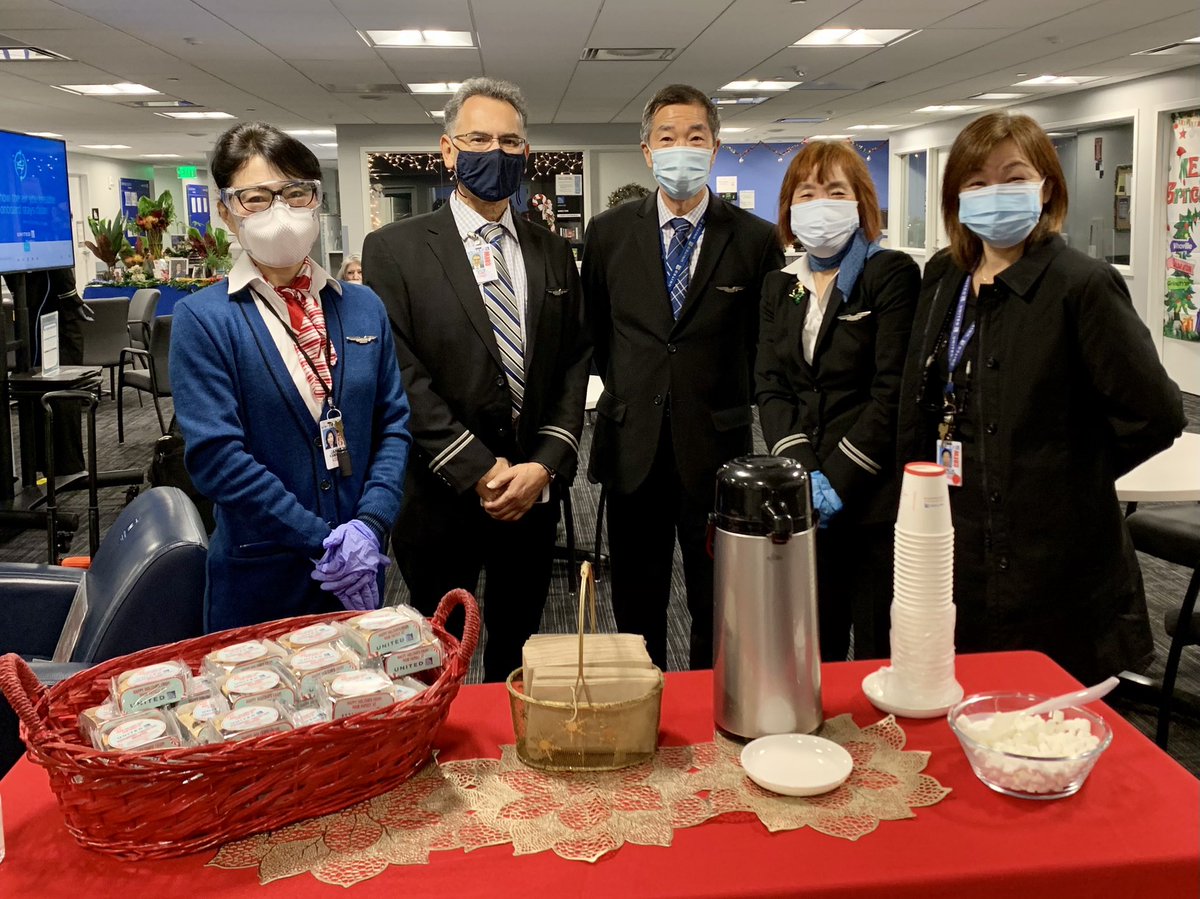 All smiles 😷 this morning in SFOSW!! Wishing you a wonderful Holiday Season! 🎄#UAIFSbaseSFO #beingUnited #XmasCheer <a href="/jslate78/">John Slater</a> @DeanWhitt44 @nbyunriedel <a href="/JWolfeUAL/">John Wolfe</a> @StephanieSFOSIS