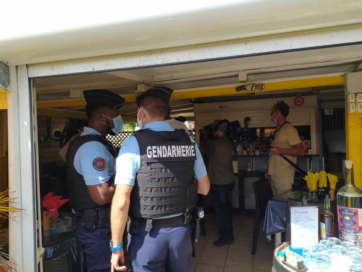 Prefet971's tweet photo. #COVID19
Sabry Hani, directeur de cabinet du préfet &amp; J-P Rabasté commandant en 2nd #gendarmerie #Guadeloupe contrôlent les ERP #restaurants #magasins sur la #plage #Malendure
➡️#Portdumasque #distancessociales Respect des mesures préfectorales sont au rdv
🔴1 infraction relevée https://t.co/7ZKhTWNmlK