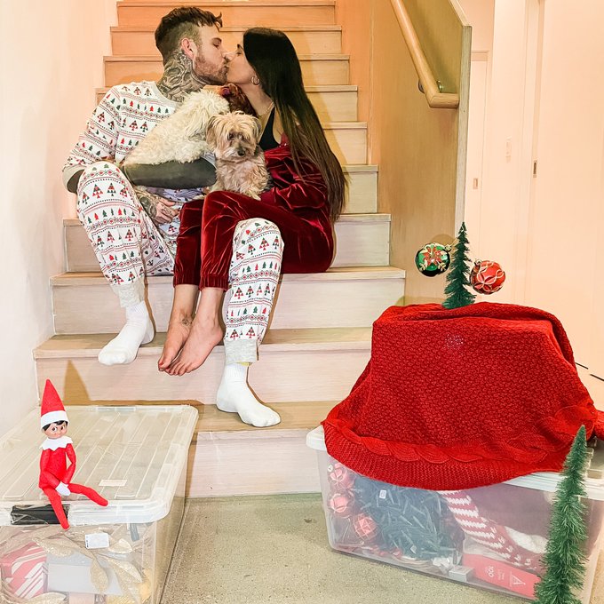 Happy Christmas, from the Sandberg&rsquo;s who didn&rsquo;t have the time or energy to decorate this year &hearts;️🎄🎁 https://t<a href="/tag/allcaps"class="tags"><span>#allcaps</span></a>