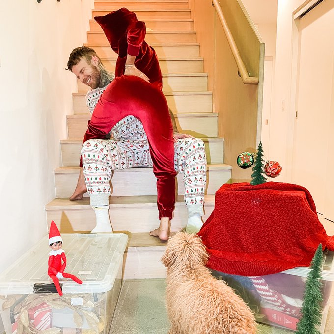 Happy Christmas, from the Sandberg&rsquo;s who didn&rsquo;t have the time or energy to decorate this year &hearts;️🎄🎁 https://t<a href="/tag/allcaps"class="tags"><span>#allcaps</span></a>