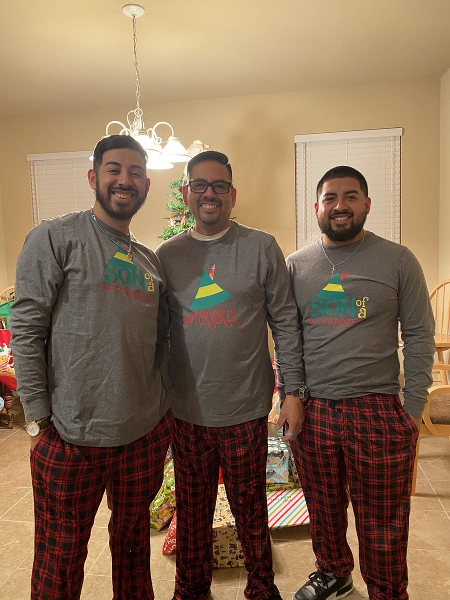 j_molina08's tweet image. Merry Christmas from the Molina’s! 🎄 #sonofanutcracker