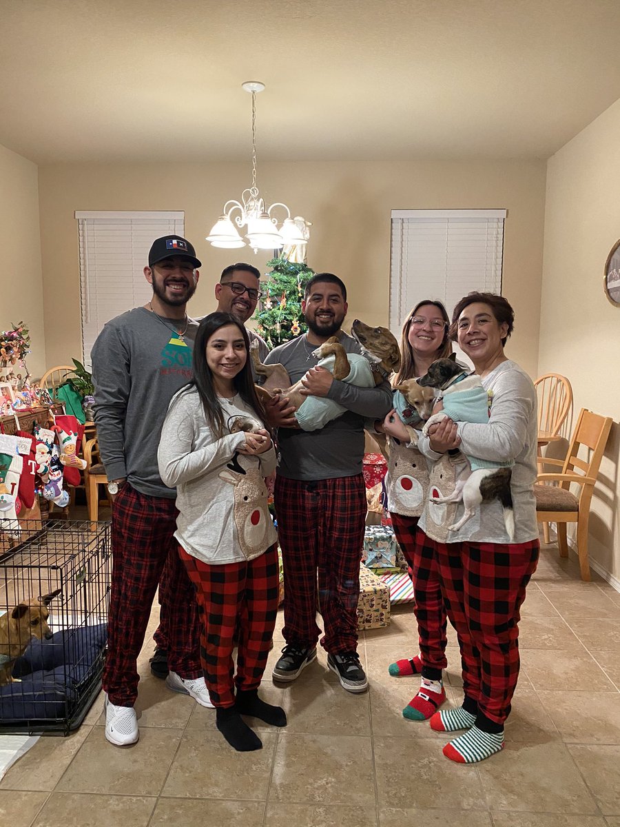 j_molina08's tweet image. Merry Christmas from the Molina’s! 🎄 #sonofanutcracker