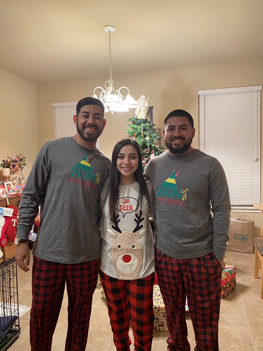 j_molina08's tweet image. Merry Christmas from the Molina’s! 🎄 #sonofanutcracker