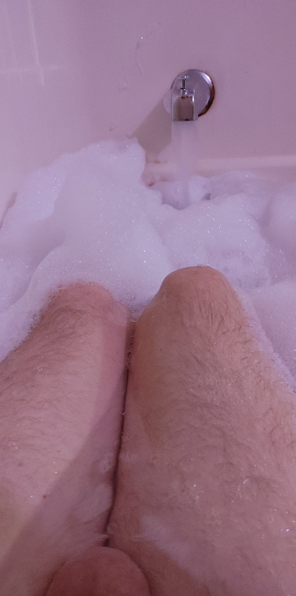 Merry xmas everyone. Bubbles for days.

#Str8male #onlyfans #Str8male #str8m #straightmale #preview #cheap