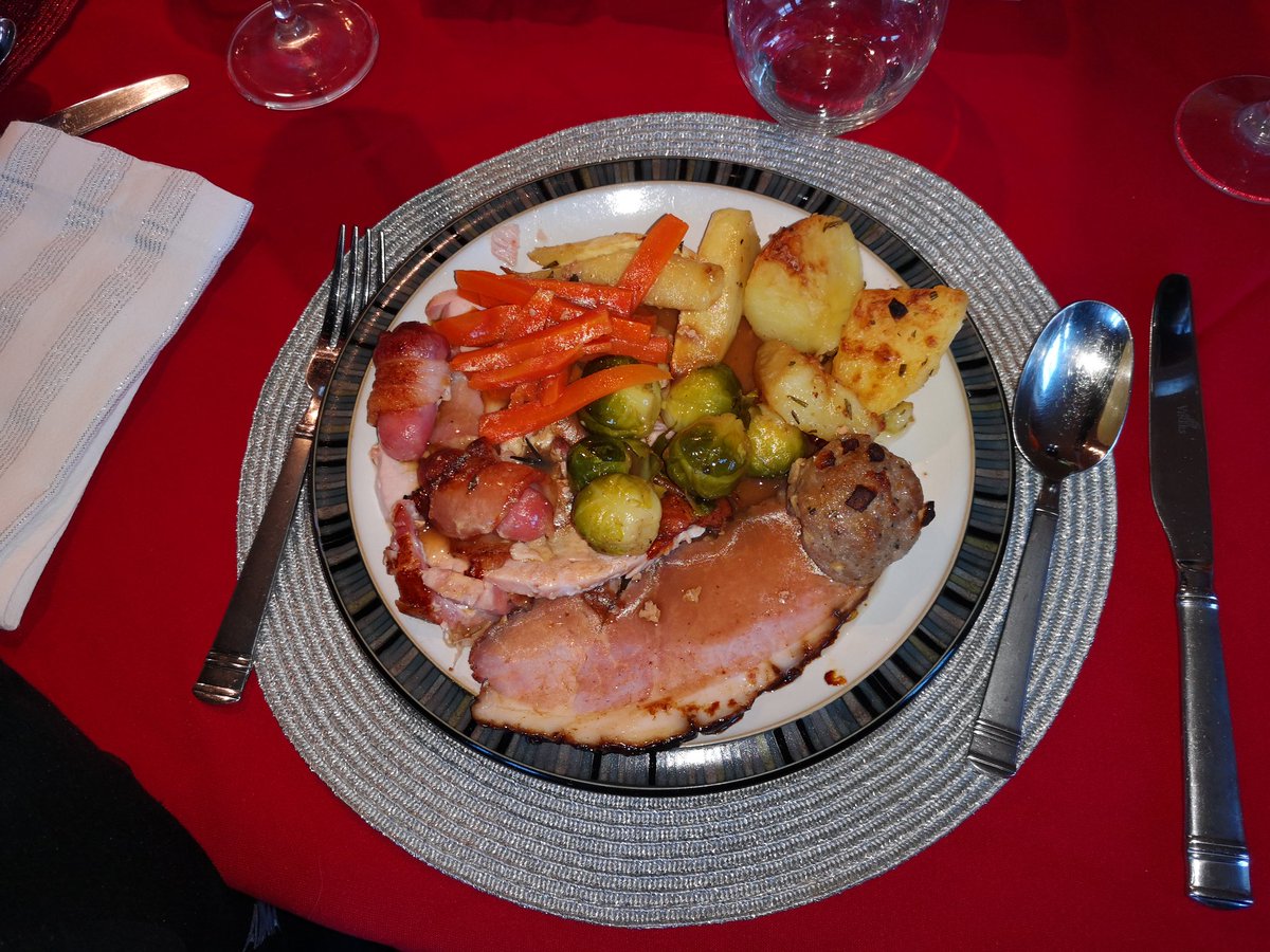 jcnicholson1's tweet photo. Christmas lunch with Lanson and Chateauneuf du Pape 2003. Meet supplied by @DavidMooreFB Superb https://t.co/CfyABetu5l