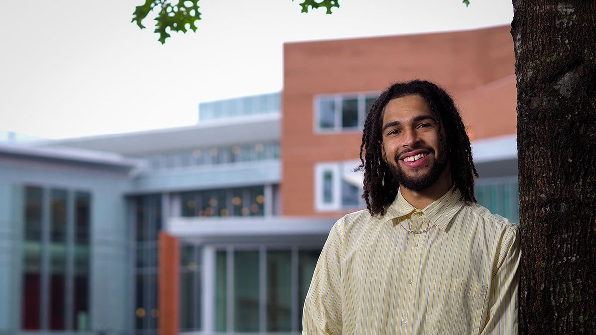 applyncstate's tweet photo. With @NCStateSciences, the possibilities are endless. NC State 2020 grad Gino Fernandes can now call himself a microbiologist, recording artist, business owner, and a first-generation college student. 🎵🧪🎓 #12DaysofNCState Read Gino's story here ➡️https://t.co/NygdX2ViWY https://t.co/sp8NU6z8kp
