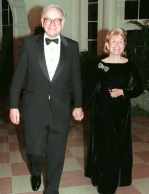 32/ In 2006, Warren got married with his second wife, Astrid Menks on his 76th birthday. Buffett's second wife and first wife were friends.