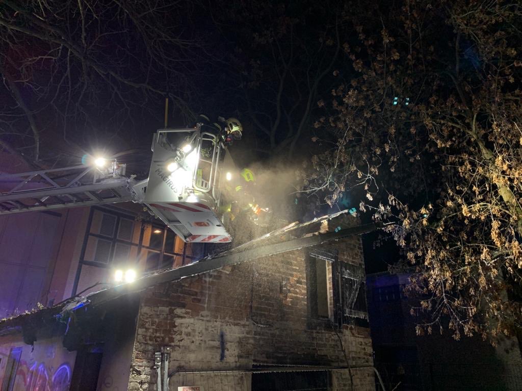 FwPotsdam's tweet photo. Der Brand konnte inzwischen vollständig gelöscht werden.
Im 2,5 h langen Einsatz waren 41 Einsatzkräfte von #Berufsfeuerwehrund #Rettungsdienst sowie den @FFBornstedt und #FFBornim mit 11 Fahrzeugen. Personen wurden nicht verletzt.
Die #Zeppelinstraße ist wieder frei befahrbar. https://t.co/tiTG9egStb