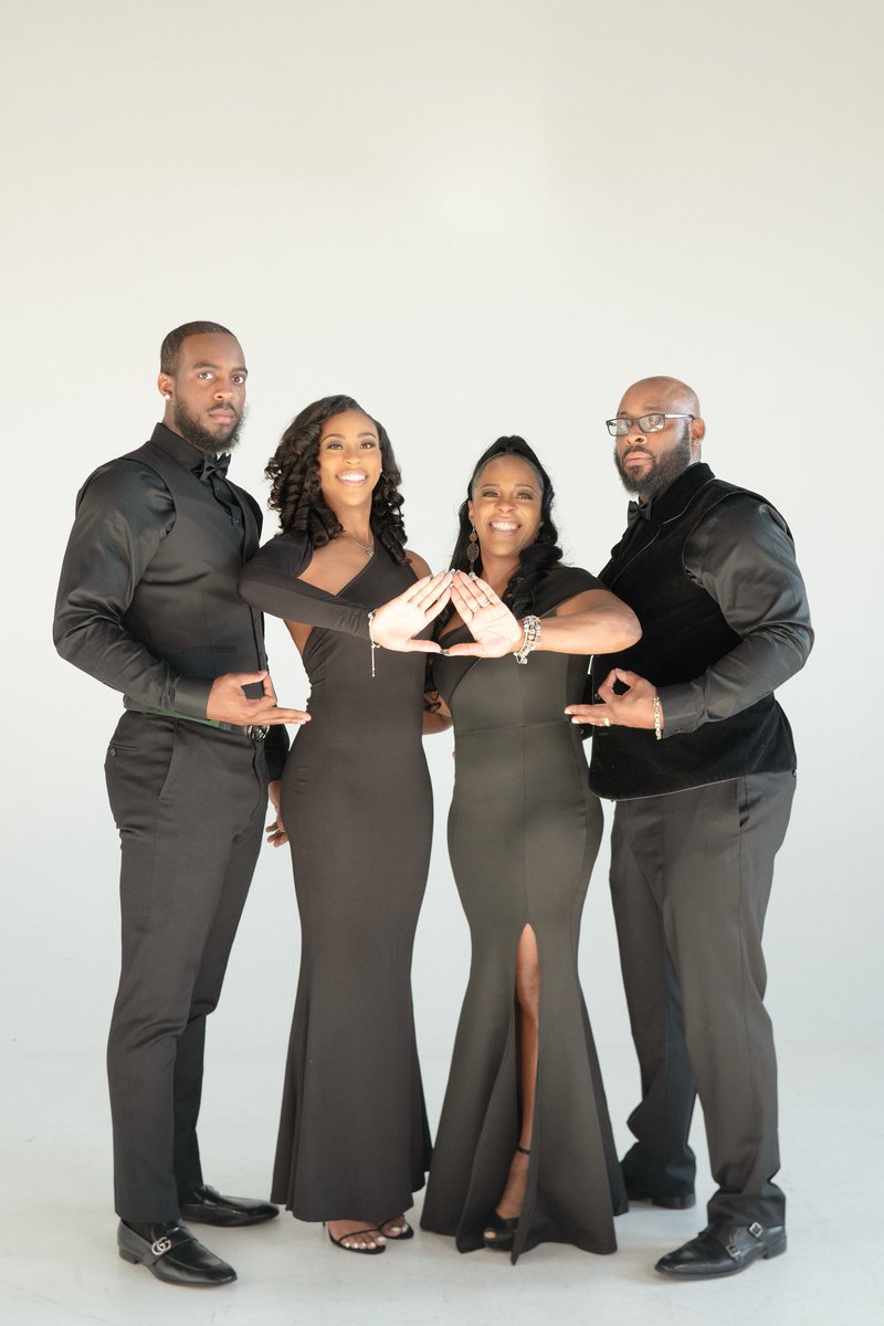 divadivaa_'s tweet photo. "If you're going to live, leave a legacy. Make a mark on the world that can't be erased." -Maya Angelou
Merry Christmas from the Hunt Family❤️🤍!
#Spring88
#Spring20
#pyramidsanddiamonds https://t.co/gjP3h1YP59
