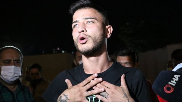 Bir kadını öldüresiye dövüyor, fuhuş yaptırıyor, zorla paralarını alıyor, sadece önüne geleni değil İçişleri Bakanını bile tehdit ediyor, silahlarla boy boy fotoğraf çektirip “öldürürüm” diyor ve her seferinde serbest kalıyor. Gerçekten merak ediyorum bu adamın (!)can simidi kim?