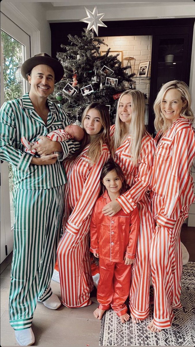 candiceabrasil's tweet photo. Não aguento com tanta fofura! 

Candice e sua família celebrando o natal. ❤️ https://t.co/ZxLjdpPNQD